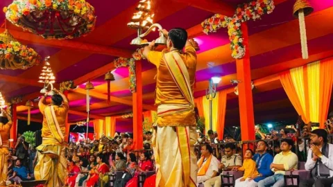 धनबाद: बारिश भी नहीं रोक सकी आस्था; पांचवीं महाशिव आरती में उमड़ा जनसैलाब