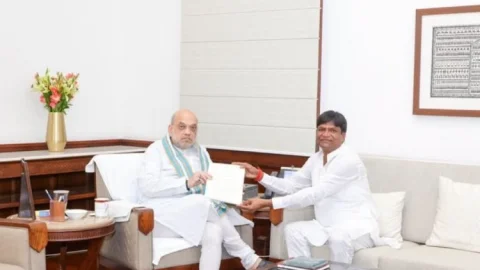 अमित शाह से मिले सांसद ढुलू महतो, धनबाद में क्राइम कंट्रोल और विकास को लेकर सौंपा ज्ञापन