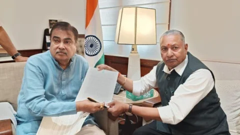 हंटरगंज बाईपास को ले  MP कालीचरण सिंह ने नितिन गडकरी से की मुलाकात, जल्द निर्माण शुरू कराने की मांग
