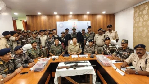 सरायकेला में ₹22 लाख के 3 इनामी नक्सली गिरफ्तार, AK-47 और पुलिस से लूटी INSAS रायफल बरामद