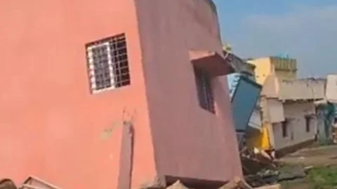 धनबाद: कतरास में 20 फीट धंसी जमीन, देखते ही देखते समा गए 10 घर; सीढ़ी के सहारे बचाई गई 8 जिंदगियां