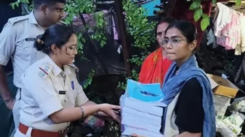 ईंट-पटरे की मेज पर मोबाइल से पढ़ती थी छात्रा, संघर्ष सुन भावुक हुए SP; तुरंत मिली किताबें, बिजली और घरेलू सामान