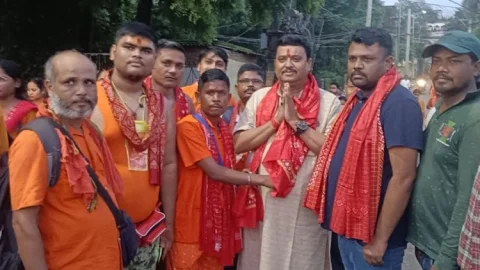 धनबाद: ‘बोल बम’ के जयघोष से गूंजा प्रेम नगर, उदय प्रताप सिंह ने सैकड़ों कांवरियों को दी शानदार विदाई
