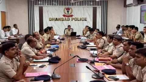धनबाद पुलिस का जुलाई में बड़ा एक्शन: 445 नए केस, 501 का निपटारा; 1097 वारंट निष्पादित