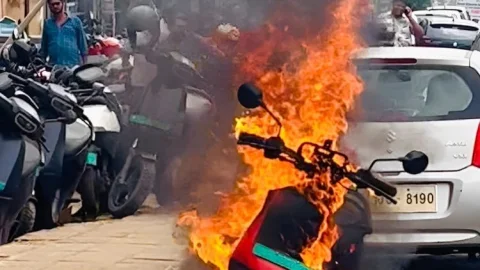 Dhanbad : बार-बार खराब हो रही इलेक्ट्रिक स्कूटी से तंग युवक ने शोरूम के बाहर लगाई आग
