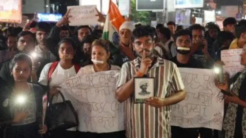 Ranchi Student Protest: हाथों में फूल, जुबां पर खामोशी... JPSC-JSSC अभ्यर्थियों का अनोखा मौन मार्च