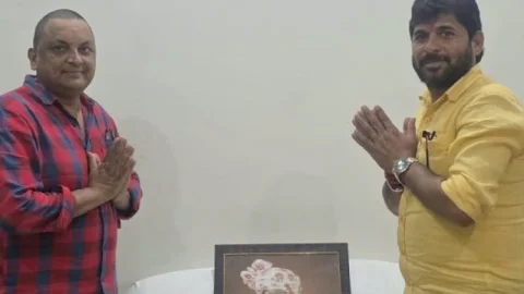 धनबाद: बिजनेसमैन कुंभनाथ सिंह ने परशुराम सिंह को दी श्रद्धांजलि, तस्वीर पर पुष्प अर्पित कर किया नमन