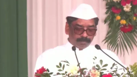 CM हेमंत का युवाओं को भरोसा: ‘आपकी मेहनत जाया नहीं जाएगी’, JPSC-JSSC पर बोले- दोषी कोई हो, बख्शेंगे नहीं