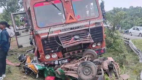 लातेहार में मौत का कहर: कंटेनर ने बाइक-ऑटो को रौंदा, 7 की मौत; डेढ़टंगवा घाटी में मचा हड़कंप