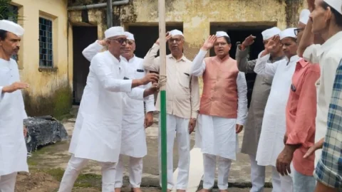 धनबाद: खादी ग्रामोद्योग संघ के कार्यालय में शान से लहराया तिरंगा