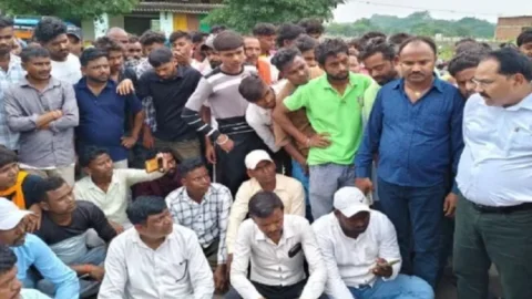 बोकारो में दर्दनाक हादसा: 4 युवकों की मौत, मुआवजे के लिए 9 घंटे सड़क जाम