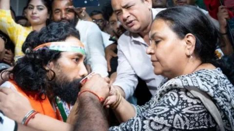JSSC-CGL परीक्षा रद: देवेंद्र महतो ने 16 दिन बाद तोड़ा अनशन, बोले- छात्रों की जीत