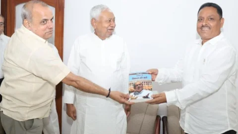 धनबाद JDU जिलाध्यक्ष पिंटू कुमार सिंह ने नीतीश कुमार से की मुलाकात, भेंट की ‘संसद में विकास की बातें’ पुस्तक