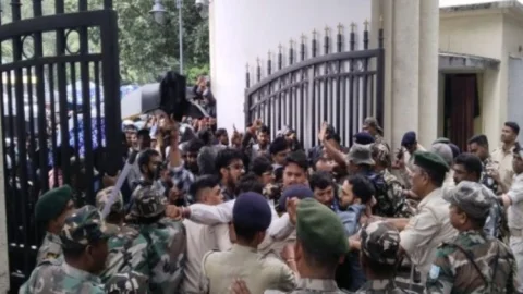 JSSC CGL रद्द करने के फैसले के खिलाफ प्रोजेक्ट भवन में अभ्यर्थियों का हंगामा, बैरिकेडिंग तोड़ सचिवालय में घुसे