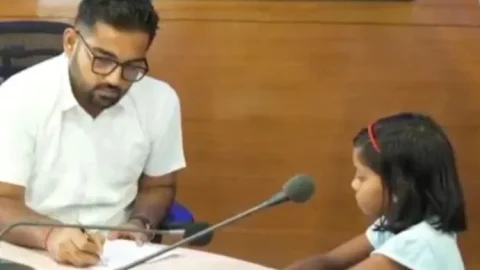 बाढ़ में बह गईं किताबें, 5वीं की छात्रा का दर्द सुन पसीजा Palamu DC का दिल; ऑन द स्पॉट मिला पढ़ाई का सहारा