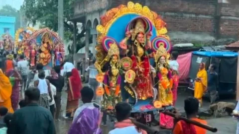 धनबाद: बारिश में भी नहीं टूटी आस्था, कोरकोट्टा में एक साथ निकलीं मां मनसा की 30 प्रतिमाएं