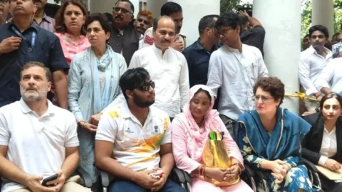जंतर-मंतर पैलेट गन मामला: राहुल गांधी के धरने के बाद दिल्ली पुलिस ने दर्ज की FIR, अज्ञात के खिलाफ केस