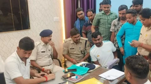 धनबाद: बरवाअड्डा थाना बना रणक्षेत्र! फर्जी प्रमाणपत्र केस में जयराम महतो और मुखिया समर्थकों में भिड़ंत
