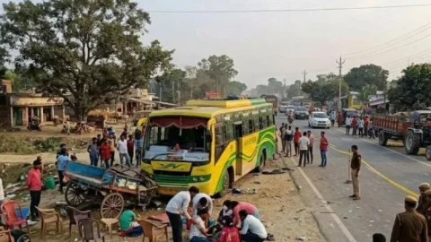 बिहार: बेतिया में दर्दनाक सड़क हादसा: ऑर्केस्ट्रा देख रही भीड़ में घुसी बस, 6 की मौत; दर्जनों घायल
