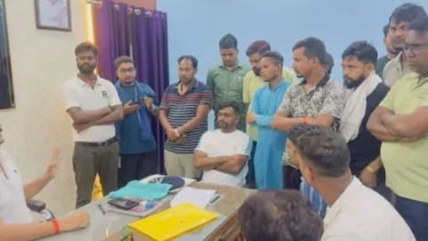 धनबाद : विधायक जयराम महतो और मुखिया पुत्र आमने-सामने, थाना परिसर में मारपीट के बाद दोनों पक्षों पर FIR
