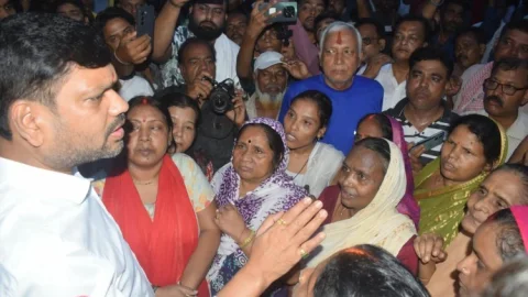 धनबाद: भगतडीह कामनी कल्याण मुहल्ले में भू-धंसान, चार घर क्षतिग्रस्त; सड़क पर उतरे लोग, पहुंचे मेयर