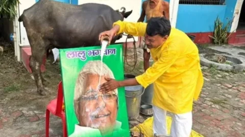 बिहार:लालू की तस्वीर पर 251 लीटर दूध चढ़ाया, RJD नेता बोले- ‘कलयुग के भगवान हैं’