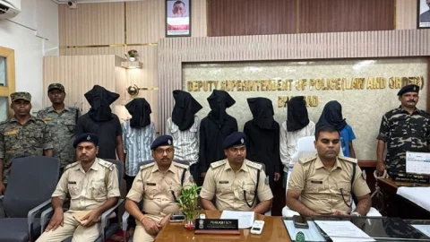 धनबाद: धनसार में 7 अपराधी गिरफ्तार: देसी कट्टा, गोली और चोरी की बाइक बरामद, पुलिस ने ऐसे दबोचा गैंग