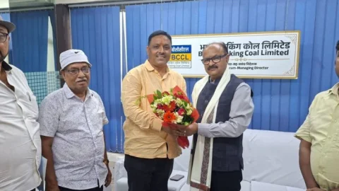 धनबाद: असंगठित मजदूरों के मुद्दे पर BCCL CMD से मिला JDU प्रतिनिधिमंडल, सौंपा ज्ञापन