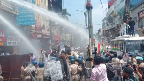 BPSC TRE 4: वाटर कैनन के बीच शैंपू लगाकर नहाया छात्र, बैरिकेडिंग टूटी तो लाठीचार्ज; पटना में छात्रों का हंगामा