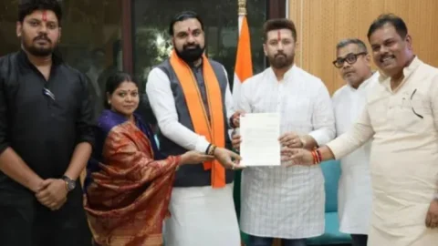 BPSC TRE-4 छात्रों के बीच पहुंचे चिराग, 15 मांगों का ज्ञापन लिया; CM सम्राट से की बात, कहा- लाठीचार्ज उचित नहीं