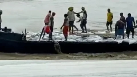 बिहार: भागलपुर में गंगा की तेज धार में पलटी मजदूरों से भरी नाव, 19 बचे; 2 लापता