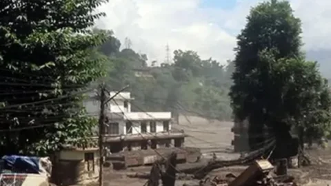 नेपाल में ग्लेशियल झीलों का बढ़ा खतरा,47 झीलों पर प्रशासन की नजर, बाढ़ से 389 की मौत, 290 लापता