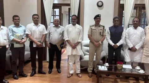 बिहार: प्रशांत किशोर की बढ़ी सियासी हनक, इकलौते MLA से बैठक में मुख्य सचिव-DGP समेत टॉप अफसर