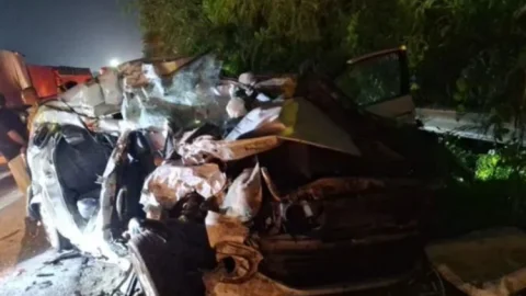 यमुना एक्सप्रेस-वे पर मौत का तांडव! रेलिंग तोड़ कार पर चढ़ा बेकाबू ट्रक, 4 की मौत