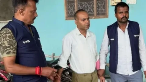 बांका में 75 हजार की रिश्वत लेते BDO गिरफ्तार, मामा भी दबोचे गये; 33 योजनाओं पर 5% कमीशन का आरोप
