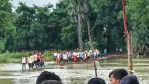 भोजपुर में बाढ़ का कहर: बाइक समेत बह गए 3 युवक, 2 लापता; छेर नदी के डायवर्सन पर हादसा