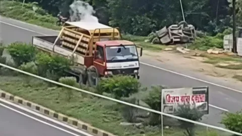 ‍‍Bihar: मुजफ्फरपुर NH-57 पर CNG ट्रक से गैस लीक, ड्राइवर-खलासी ने कूदकर बचाई जान; एक घंटे थमा ट्रैफिक