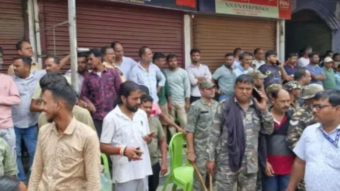 चतरा में मकान कब्जे को लेकर हंगामा, महिला ने खुद पर छिड़का पेट्रोल; भीड़ में माचिस जलते ही भड़की आग, झुलसी