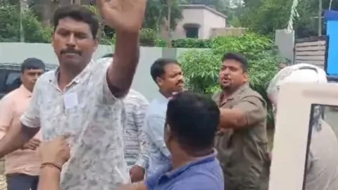 Dhanbad Building Division में ढाई करोड़ के टेंडर पर बवाल, जमशेदपुर के ठेकेदार से मारपीट; पुलिस ने संभाला मोर्चा