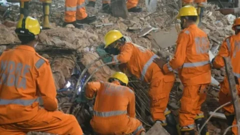 Delhi Building Collapse: सत्य निकेतन में पांच मंजिला इमारत ढही, 5 की मौत, मालिक पर FIR