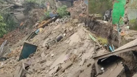 धनबाद: सिजुआ में भू-धंसान से घर जमींदोज, मलबे में दबकर 10 साल के बच्चे की मौत