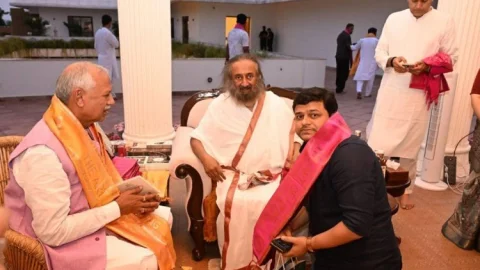 MP जनार्दन सिंह सिग्रीवाल व सत्य प्रकाश सिंह ने लिया श्री श्री रविशंकर का आशीर्वाद