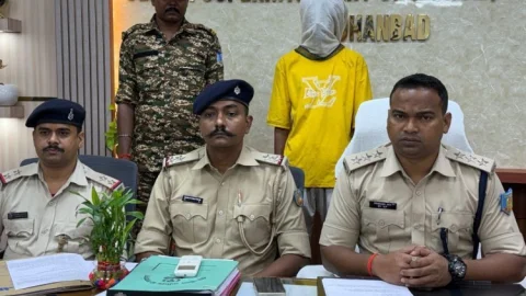 धनबाद : अधिवक्ता जावेद की हत्या की साजिश नाकाम, कट्टा-कारतूस संग अपराधी गिरफ्तार