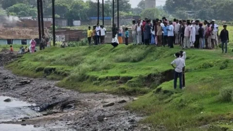 धनबाद के छाताबाद में फिर बना गोफ, देखते ही देखते तालाब का पानी जमीन में समाया