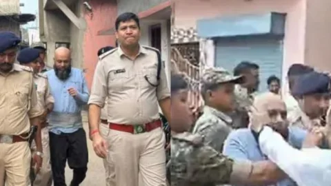 वासेपुर में प्रिंस खान के भाई बंटी की पुलिस परेड, भीड़ में युवक ने मारा थप्पड़