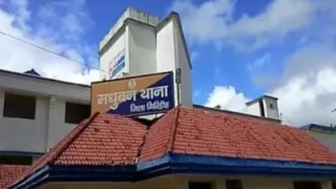 गिरिडीह में ₹5 हजार रिश्वत लेते मुंशी गिरफ्तार, मधुबन थानेदार दिपेश कुमार फरार
