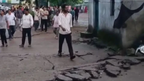 धनबाद के छाताबाद में फिर भू-धंसान, जोरदार आवाज से दहली धरती; कई घरों में दरार