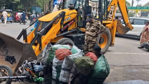 धनबाद: रणधीर वर्मा चौक पर CISF का छापा, 20 बोरी कोयला जब्त; तस्कर फरार