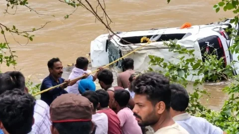 उज्जैन से बगलामुखी मंदिर जा रही कार नाले में बही, ओडिशा के 7 श्रद्धालु की मौत