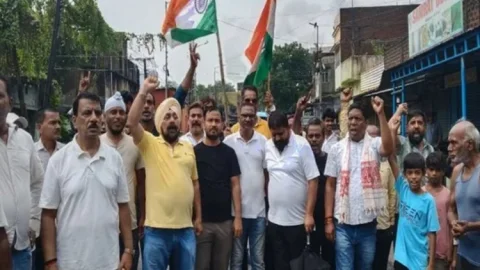 कतरास में भू-धंसान पर फूटा जनआक्रोश, शहर बंद; BCCL-DGMS के खिलाफ नारेबाजी